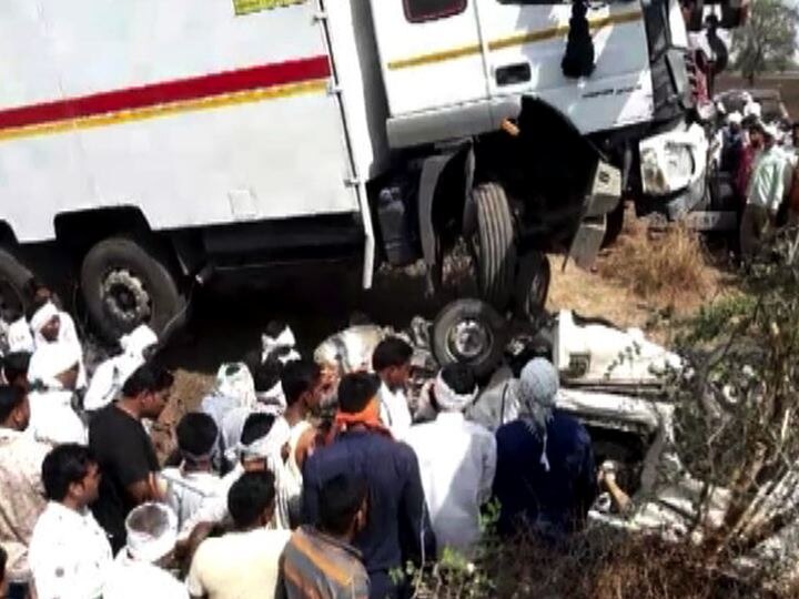 Truck Mahindra maximo accident in Buldhana 13 dead, 3 injured बुलडाण्यामध्ये भीषण अपघात, ट्रक-महिंद्राच्या धडकेत 13 मृत्युमुखी,  तीन जण जखमी
