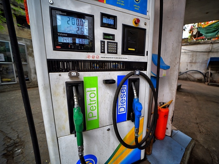 Petrol price up by 53 paise diesel by 64 paise increase continue 12th day देशात सलग बाराव्या दिवशी इंधन दरवाढ; आजचे पेट्रोल आणि डिझेलचे दर किती?