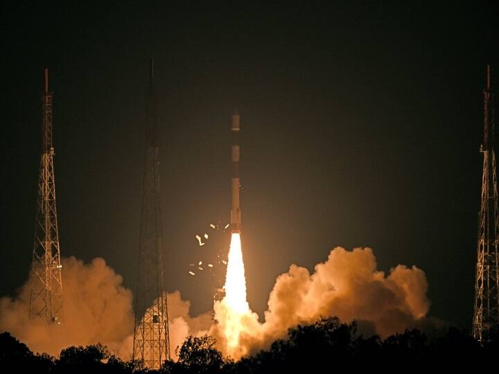 RISAT 2B satellite launched successfully by isro latest updates RISAT 2B : अंतराळातून भारताची छुपी नजर, इस्रोकडून RISAT 2B चं यशस्वी प्रक्षेपण