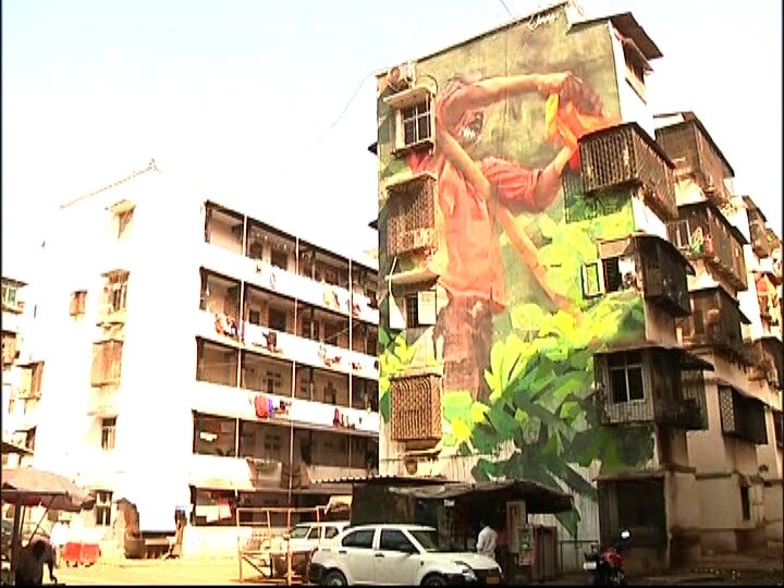 धारावीतील सामान्य जनजीवन, तेथील दिनचर्या, लहान मुलांचे खेळ या चित्रांतून मांडण्यात आलं आहे. 
