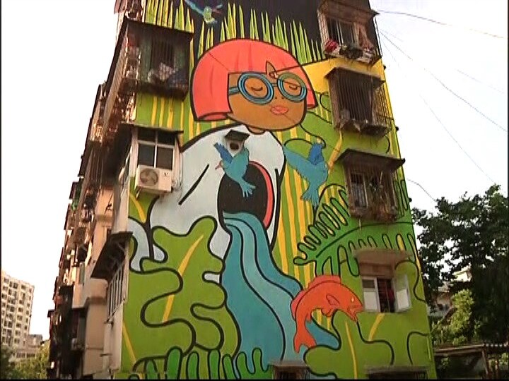 मोठमोठ्या चित्रांमुळे धारावीतील या इमारती सध्या आकर्षणाचा केंद्रबिंदू ठरत आहेत. 