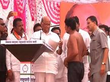 नाशिकच्या \'त्या\' तरुण शेतकऱ्याचं अर्धनग्न आंदोलन सुरुच, विधानसभा निवडणुकीनंतर कपडे परिधान करणार