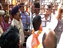 पुणे महापालिकेवर शिवसेनेकडून डुक्कर आणि हंडा मोर्चा