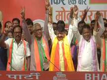 Setback for Mamata Banerjee | पश्चिम बंगालमध्ये भाजपचा ममता बॅनर्जींना झटका, दोन आमदारांसह 60 नगरसेवकांचा भाजपत प्रवेश