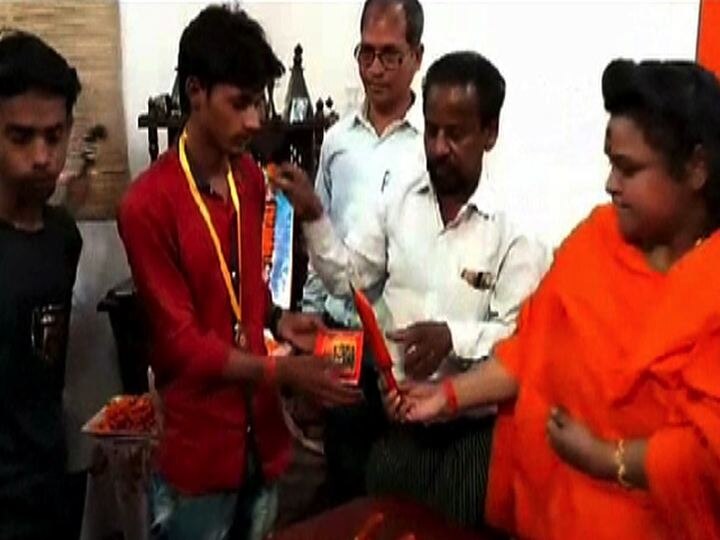 Hindu mahasabha distributes knives to minor girls on occasion of savarkars birth anniversary jayanti सावरकरांच्या जयंतीनिमित्त हिंदू महासभेच्या कार्यकर्त्यांकडून मुलींना सुऱ्यांचं वाटप