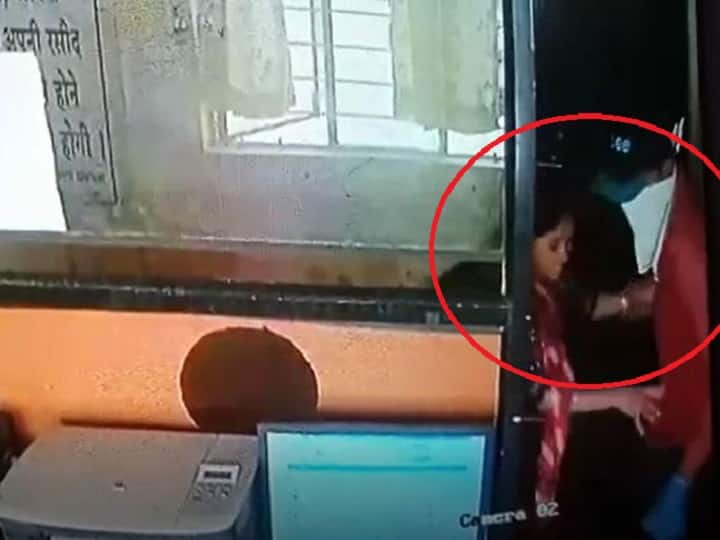 सशस्त्र दरोडेखोराला भिडली बेधडक, नाशिकची 'डॅशिंग लेडी' सविता मुर्तडक Nashik Dashing Lady Savita Murtadak beats robbers सशस्त्र दरोडेखोराला भिडली बेधडक, नाशिकची 'डॅशिंग लेडी' सविता मुर्तडक