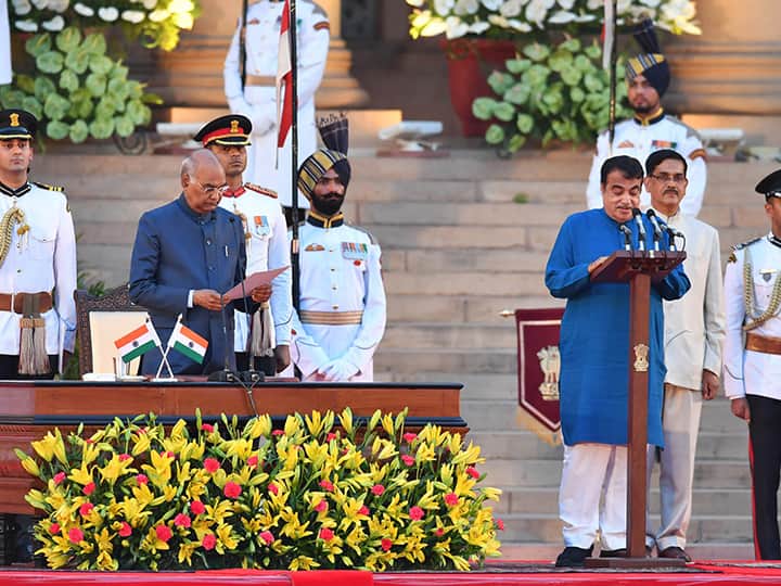 नितीन गडकरी यांना भूपृष्ठ वाहतूक, महामार्ग, सूक्ष्म, लघु आणि मध्यम उद्योग हे विभाग सोपवण्यात आले.