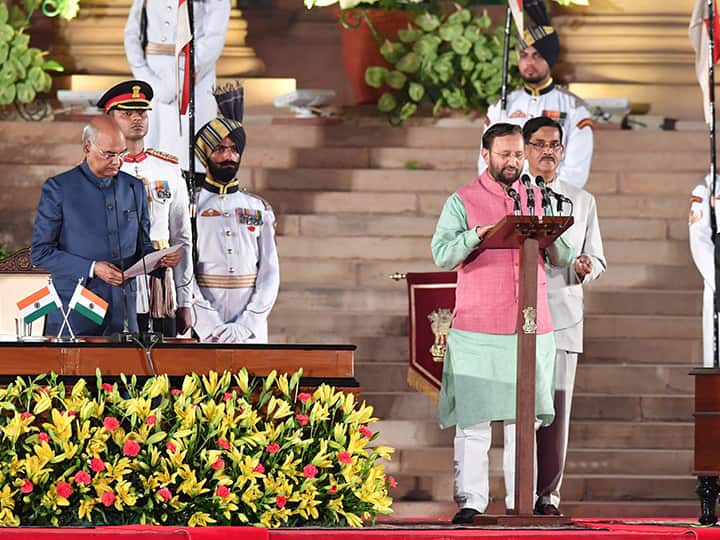 प्रकाश जावडेकर यांना पर्यावरण आणि वने, माहिती आणि प्रसारण हे विभाग दिले गेले.