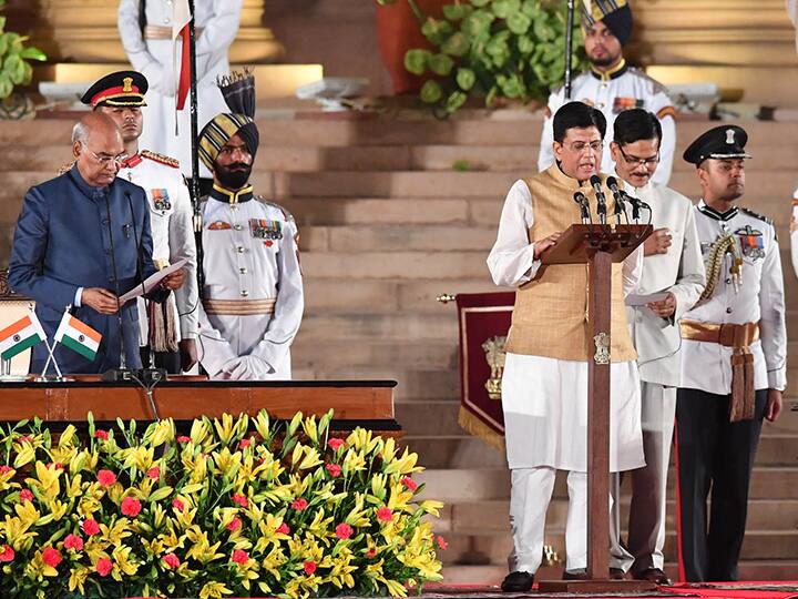 पियुष गोयल यांना रेल्वे, वाणिज्य उद्योगट हे विभाग सोपवण्यात आले.