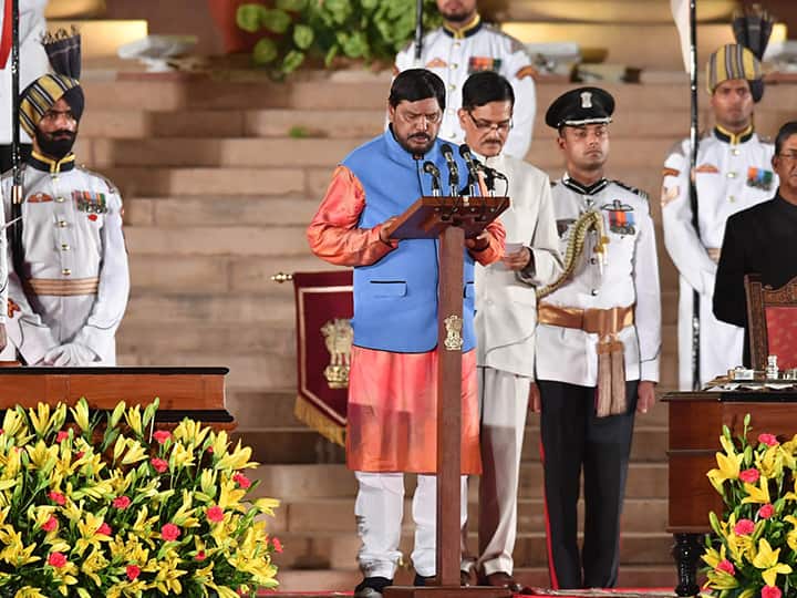 रामदास आठवले यांना सामाजिक न्यायमंत्रिपद देण्यात आलं.