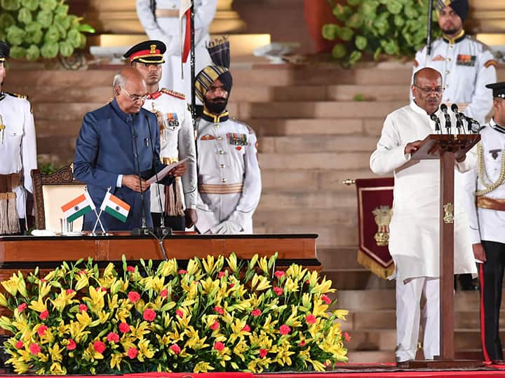 संजय धोत्रे यांना मनुष्यबळ विकास, दूरसंचार, इलेक्ट्रॉनिक्स आणि माहिती तंत्रज्ञान विभाग सोपवण्यात आले.