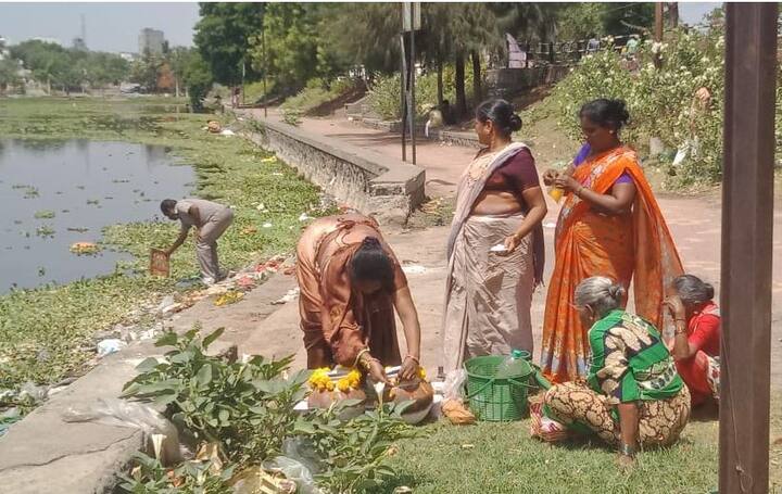 वाढलेल्या जलपर्णीमुळे तलावाला अक्षरशः लॉनचं स्वरुप आलं आहे. परिसरात अत्यंत दुर्गंधी पसरली असून नागरिकांना त्रास होत आहे. मात्र प्रशासन फक्त आश्वासनाशिवाय दुसरं काहीच करत नाही. 