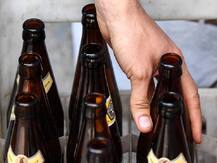 लाच म्हणून दारुच्या बाटल्या घेताना अधिकारी एसीबीच्या जाळ्यात