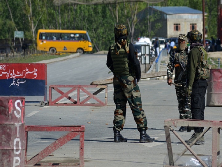 Jammu Kashmir - two terrorist killed shopian sector जम्मू-काश्मीरमध्ये झालेल्या चकमकीत भारतीय जवानांकडून दोन दहशतवाद्यांना कंठस्नान