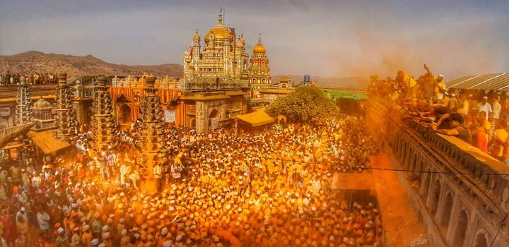 या यात्रेमुळे दोन दिवसांपासूनच भाविकांची जेजुरीत गर्दी केली आहे. ( फोटो सौजन्य : मनोज शिंदे )