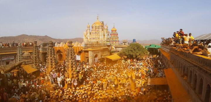 खंडेरायाची जेजुरी आज अशी पिवळीधमक झाली आहे. राज्याच्या कानाकोपऱ्यातून आलेल्या भाविकांनी भंडाऱ्याची उधळण केली. ( फोटो सौजन्य : मनोज शिंदे )