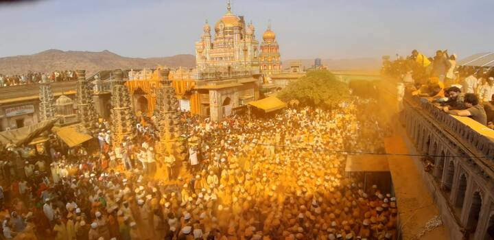 महाराष्ट्राचे श्रध्दास्थान आणि कुलदैवत म्हणून प्रसिध्द असलेल्या जेजुरीच्या खंडोबा देवाच्या सोमवती अमावस्येनिमित्तानं यात्रा सुरु झाली आहे. ( फोटो सौजन्य : मनोज शिंदे )