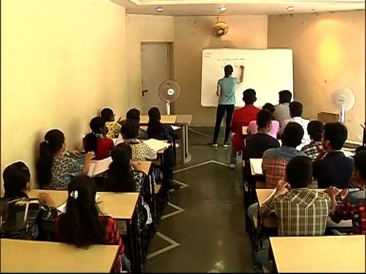 Free Coaching classes to 11th-12th standard Handicapped Students by Teach in Mumbai University Kalina Campus दिव्यांगांना मोफत शिकवणी, कलिना कॅम्पसमध्ये 'टीच'चा स्तुत्य उपक्रम