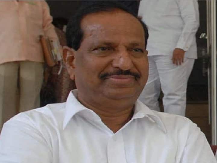 NCP Leader Ganesh Naik warns Navi Mumbai corporators not to leave party पवारांची साथ सोडायची नाही, दिग्गज नेते गणेश नाईकांची राष्ट्रवादीच्या भेदरलेल्या नगरसेवकांना तंबी