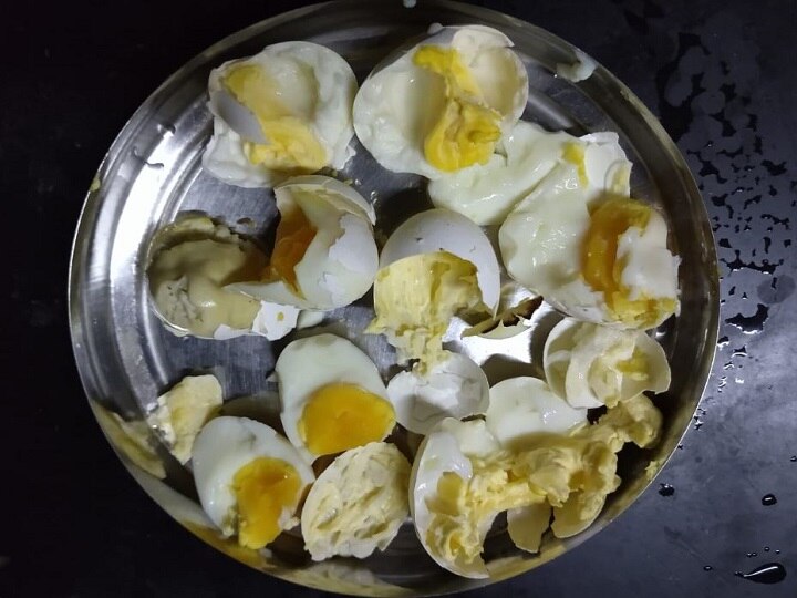 Eggs claimed to be made plastic in Sangli turned out to be real, heat caused them melt वायरल सत्य | 'ती' अंडी प्लास्टिकची नव्हे, उष्णतेचा परिणाम