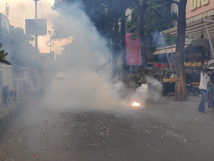  मिरवणुकीदरम्यान फटाकेही फोडण्यात आले.