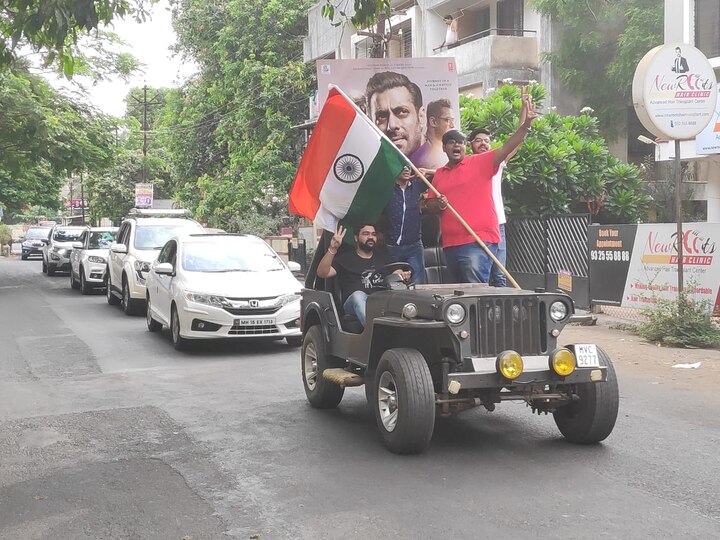  याआधी सलमानचे अनेक सिनेमे आशिषने त्याच्या मित्रांसोबत फर्स्ट डे, फर्स्ट शो पाहिले आहेत. 