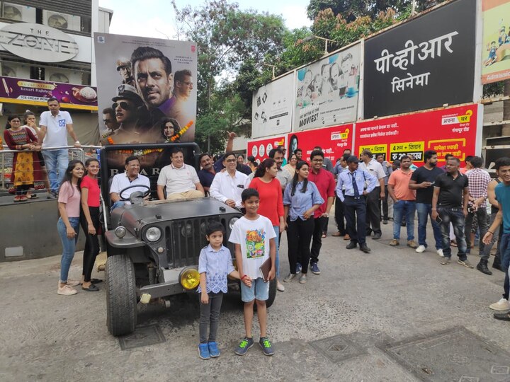  नाशिकच्या आशिष सिंघल या सलमानच्या फॅननं तर फर्स्ट शो बघण्यासाठी कॉलेज रोडवरील पीव्हीआर थिएटरच बूक केलं आहे. 