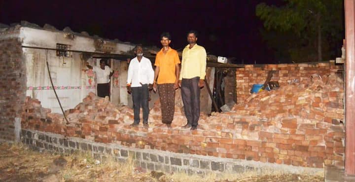काही ठिकाणी घरांची देखील पडझड झाली आहे.