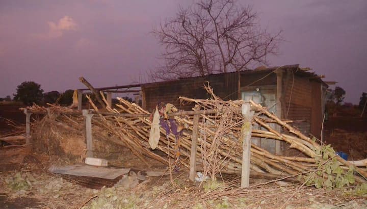 वादळी वाऱ्यामुळे अनेक ठिकाणी मोठ नुकसान झालं असून काही ठिकाणी घरावरील टिन पत्रे उडून गेले आहेत. 