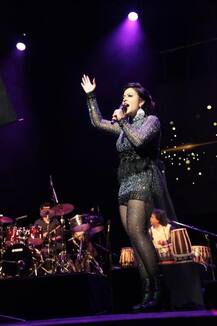 अमेरिकेतील म्युझिकल कॉन्सर्टमध्ये अमृता फडणवीस यांचा ग्लॅमरस अंदाज