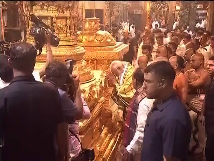मंत्रोच्चराचं पठाण झाल्यानंतर तिरूपती बालाजी मंदिरातल्या पुजाऱ्यांनी मोदींना भेट म्हणून तिरूपतीची प्रतिमा दिली. 