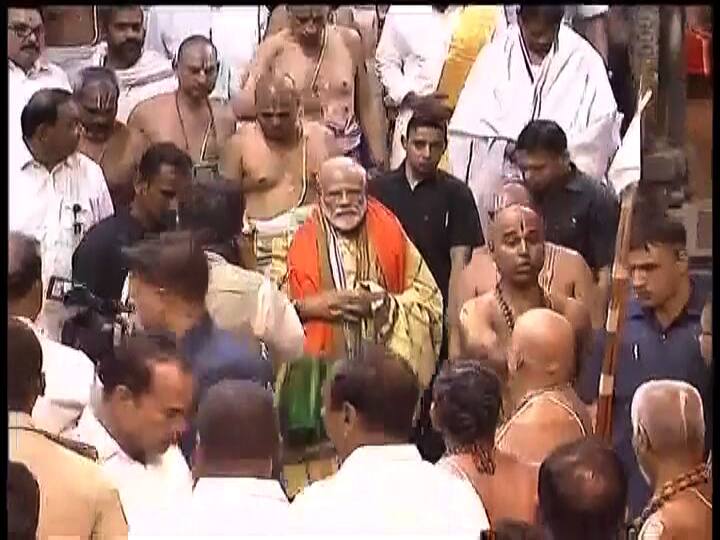 नरेंद्र मोदी आंध्र प्रदेशचे नवनिर्वाचीत मुख्यमंत्री जगमोहन रेड्डी यांच्यासोबत बालाजीच्या मंदिरात गेले होते.