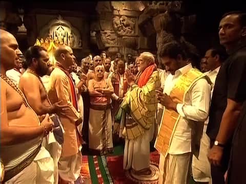 पंतप्रधान नरेंद्र मोदींनी घेतलं तिरुपती बालाजीचं दर्शन पंतप्रधान नरेंद्र मोदींनी घेतलं तिरुपती बालाजीचं दर्शन
