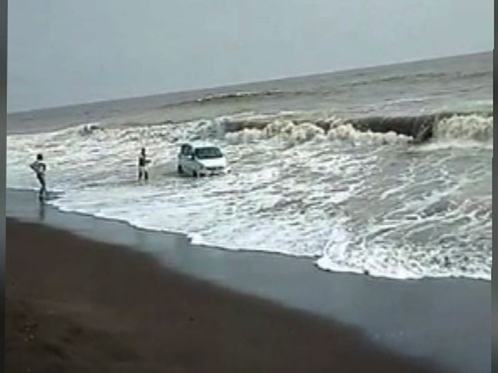 car about to drown in virar beach due to heavy tide latest updates भरतीच्यावेळी कार किनाऱ्यावर नेली, समुद्राला आलेल्या उधाणामुळे कारच्या गटांगळ्या