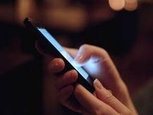 रसभंग करणाऱ्या मोबाईलला मुंबई महापालिकेच्या नाट्यगृहांमध्ये जॅमर लावा, शिवसेनेची मागणी