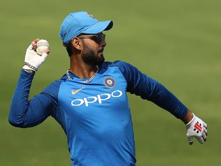 ICC World Cup 2019 - Rishabh Pant flies off to England, may replace Shikhar Dhawan ICC World Cup 2019 : रिषभ पंत इंग्लंडला रवाना, धवनच्या जागी संधी मिळण्याची शक्यता