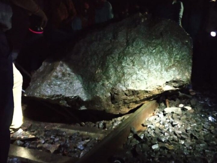 The rift broke In BorGhat  train root near Pune बोरघाटात रेल्वे मार्गावर दरड कोसळली, रेल्वे कर्मचाऱ्यांच्या सतर्कतेने मोठा अनर्थ टळला