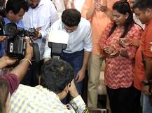 मिलिंद नार्वेकर बनले \'मातोश्री\'चे सेलिब्रिटी!