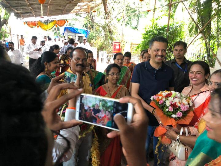 केवळ पुरुष कार्यकर्तेच नाही तर महिला कार्यकर्त्यांनीही मिलिंद नार्वेकर यांच्यासोबत फोटो काढण्यासाठी गर्दी केली होती.