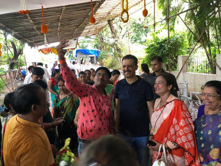 एकीकडे 'मातोश्री'वर आदित्य ठाकरे केक कापत होते, तर दुसरीकडे कार्यकर्ते मिलिंद नार्वेकर यांच्यासोबत फोटोसेशन व्यस्त होते. 