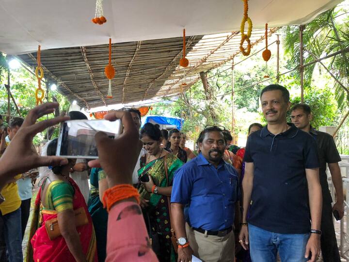 त्या व्यक्तीचं नाव ऐकलं तर तुम्हाला आश्चर्य वाटेल. त्यांचं नाव आहे मिलिंद नार्वेकर. होय, शिवसेना पक्षप्रमुख उद्धव ठाकरे किंवा युवासेना प्रमुख आदित्य ठाकरे नाही तर पक्षाचे सचिव मिलिंद नार्वेकरांसोबत फोटो काढण्यासाठी कार्यकर्त्यांनी घेराव घातला होता.