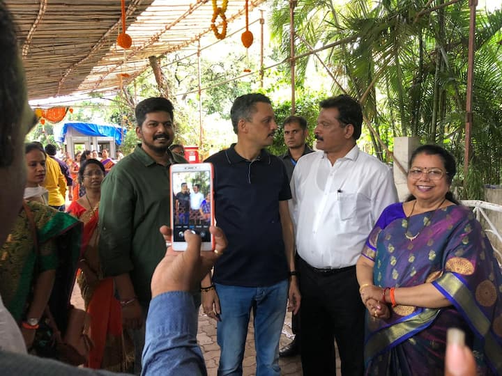 शिवसेनेत नार्वेकरांना याआधीच वेगळं वलय होतं. त्यात पक्षाचं अधिकृत सचिवपद दिल्यामुळे आता मंत्री, खासदार, आमदारांप्रमाणेच कार्यकर्त्यांचाही मिलिंद नार्वेकरांभोवती गराडा पडू लागला आहे.