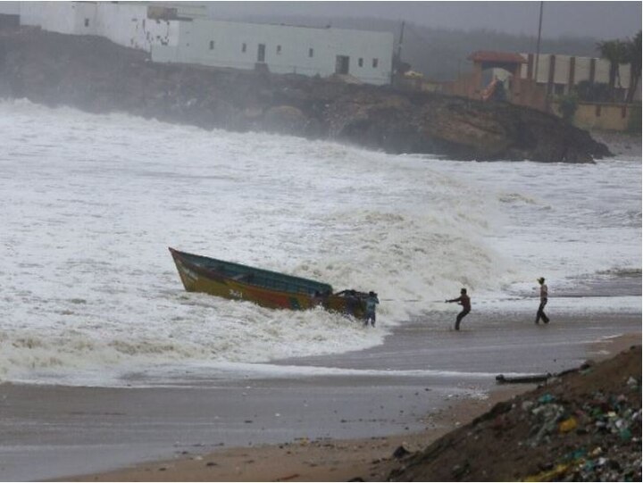 Cyclone Vayu Could Recurve, May Hit Gujarat's Kutch latest update Vayu Cyclone | वायू चक्रीवादळाने पुन्हा मार्ग बदलला, 48 तासात कच्छ किनारपट्टीवर धडकण्याची शक्यता