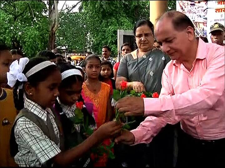 First day of school celebrated all over Maharashtra शाळेचा पहिला दिवस, कुठे गुलाबपुष्प, तर कुठे रेन डान्सने चिमुकल्यांचं स्वागत