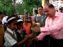 शाळेचा पहिला दिवस, कुठे गुलाबपुष्प, तर कुठे रेन डान्सने चिमुकल्यांचं स्वागत