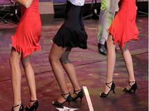 ग्राहकांसोबत शरीरसंबंधास नकार देणाऱ्या बार डान्सरला सहकाऱ्यांकडून विवस्र करून मारहाण