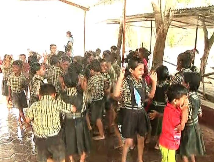 औरंगाबादच्या मुकुल विद्यामंदिर शाळेने विद्यार्थ्यांचं अनोख्या पद्धतीने स्वागत केलं. शाळेत नव्याने प्रवेश घेतलेल्या मुलांसाठी रेन डान्सचं आयोजन केलं. पावसात भिजण्याचा आनंद म्हणजे मुलासाठी मज्जाच, त्यामुळे रेन डान्समध्ये भिजण्याचा मनसोक्त आनंद बालवाडीतील विद्यार्थ्यांनी घेतला.