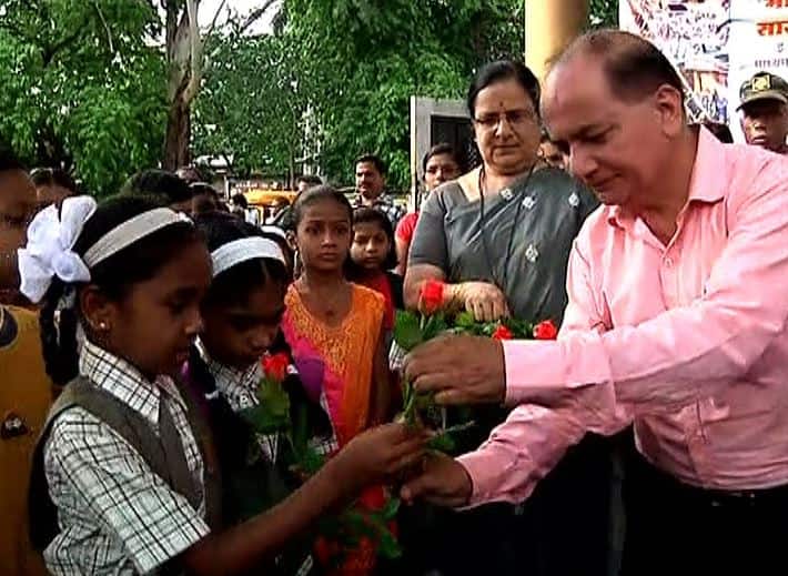धुळ्यात शाळेच्या पहिल्याच दिवशी विद्यार्थ्यांना गुलाब आणि पुस्तकांसोबत मिठाई देण्यात आली. धुळे जिल्ह्यातील प्रत्येक शाळेत विशेषतः जिल्हा परिषदेच्या शाळांमध्ये आज हे दृश्य होतं.