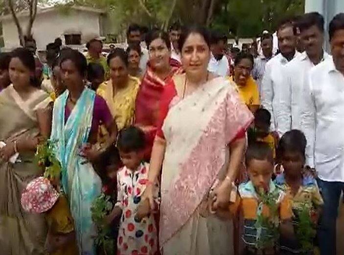 माजी उपमुख्यमंत्री अजित पवार यांच्या पत्नी सुनेत्रा पवार यांनी बारामतीतील जिल्हा परिषदेच्या शाळेत पहिलीतील विद्यार्थ्यांचं अनोखं स्वागत केलं. सुनेत्रा पवारांनी विद्यार्थ्यांना गुलाबाचं फूल देत, त्यांच्या हाताला धरत शाळेत आणलं.