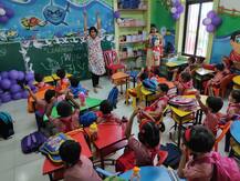 कुठे कार्टून्स, तर कुठे रेन डान्स, शाळेच्या पहिल्या दिवशी चिमुकल्यांचं अनोखं स्वागत